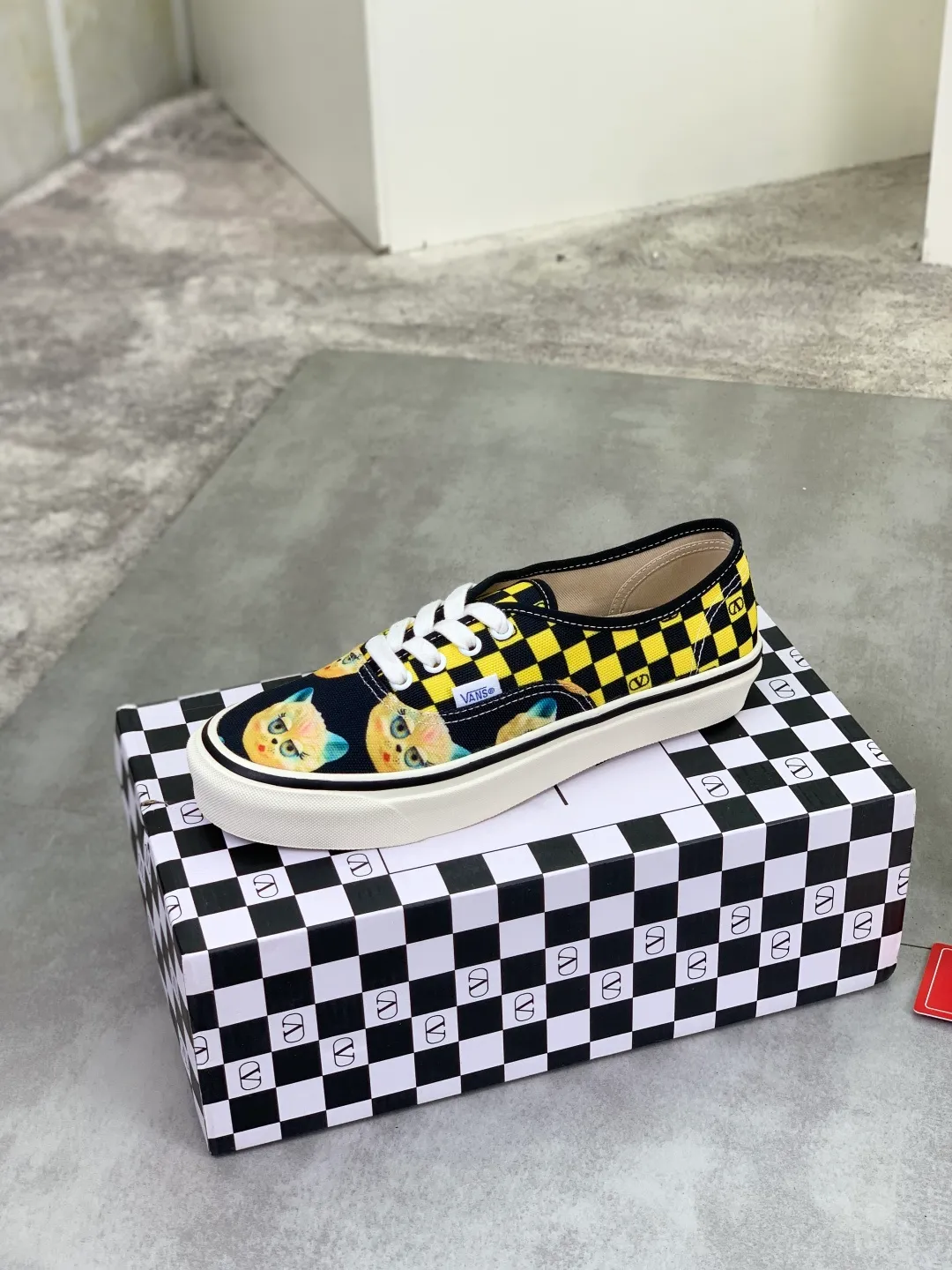 Men's shoes 💰P460 New Valentino❌Wans co-branded Valentino and Vans release new co-branded sneakers, integrating Valentino's Italian high-definition aesthetics and Vans's free and authentic spirit, giving classic shoes a personality that spans the ages. Many stars - Jolin Tsai. Yang Zi. Liu Wen. Ma Baiquan. Choi Soobin. freen. Song Zuer. JJ Lin. zel. Cecilia Cheung. shark. Xin Yunlai...Same style. Female model: 35-42 (41.42 is custom-made and non-refundable) Men's model: 39-46 (45.46 is custom-made and non-refundable)